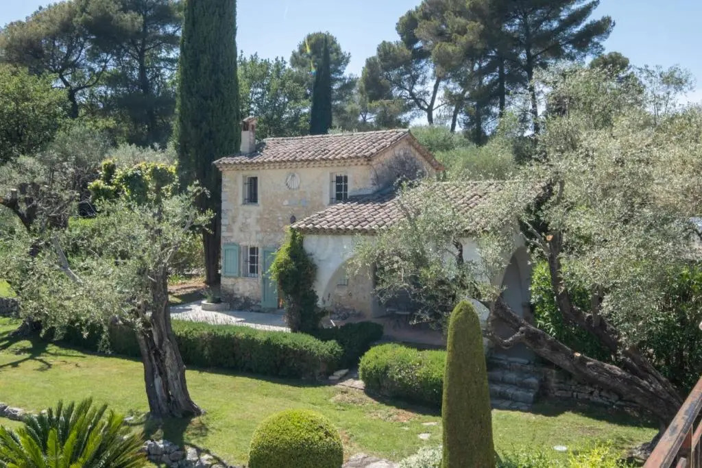 SERRENDY BIJOU de 280m2 au calme absolu avec piscine à débordement