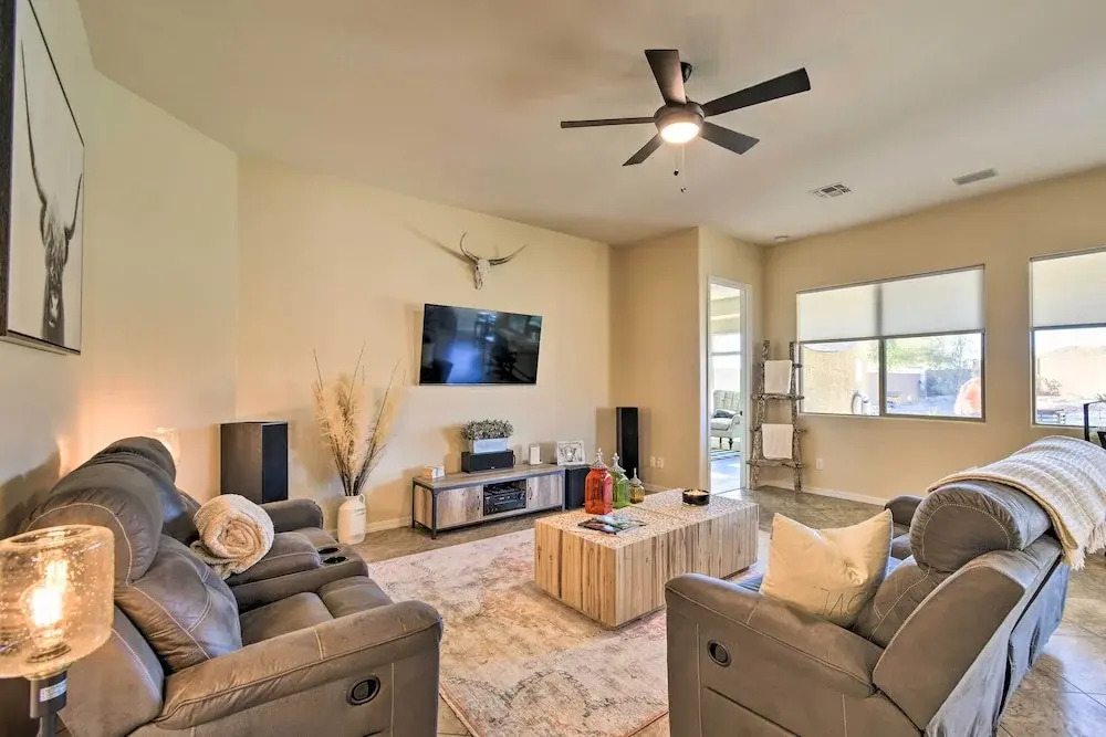 Pool, Fire Pit & Putting Green: Goodyear Retreat!