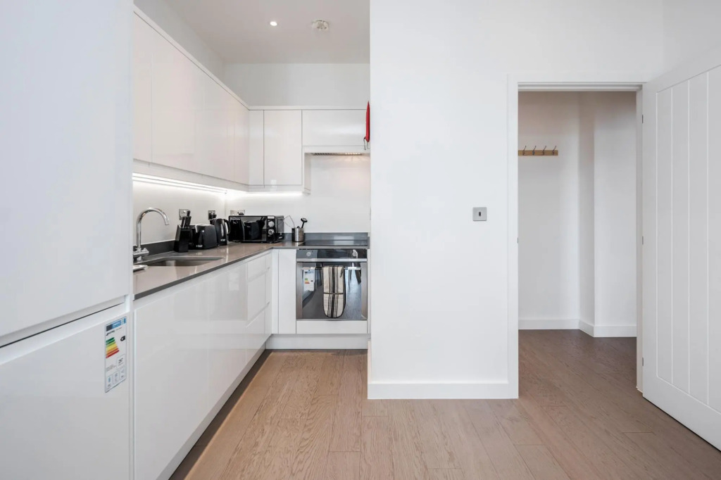 2 Bedroom Top Floor Grosvenor's Luxury Apartment - 5 mins Walk to the Station, Free WiFi