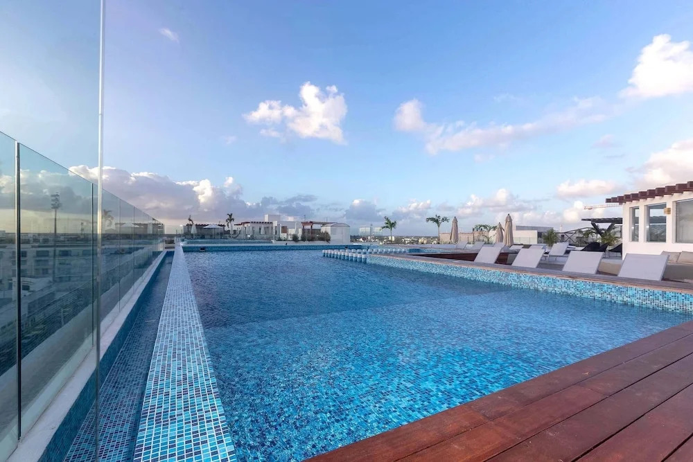 One Bedroom, Great Location, Large Roof Pool With Beautiful Views, Gym