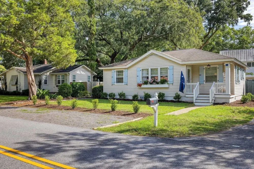 The Powder Cottage by Avantstay Heart of Old Mt. Pleasant Near Sullivans
