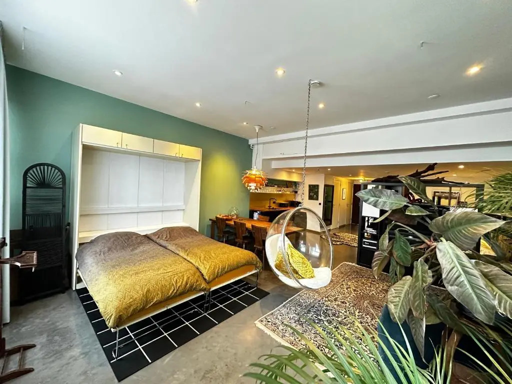 Private Studio - FREE PARKING