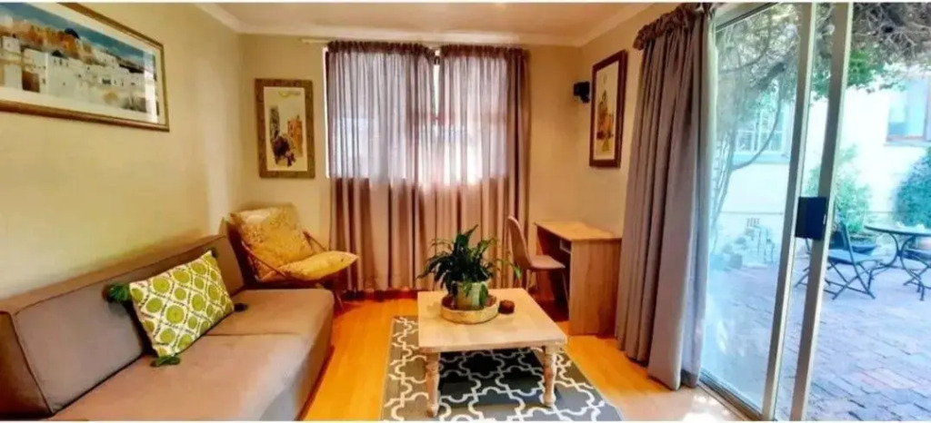 30 On Uitvlugt - Peaceful leafy garden flat with sunny lounge
