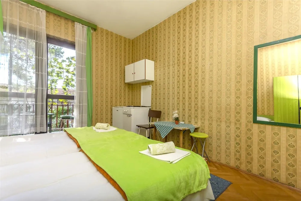 Rooms Summer Tree
