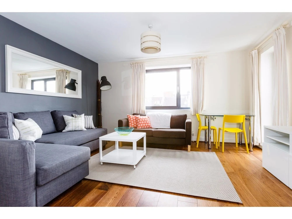 Central Flat in Londons Battersea Sleeps 6