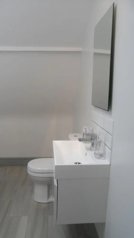 Modern, Stylish Apartment Minutes From The Oval
