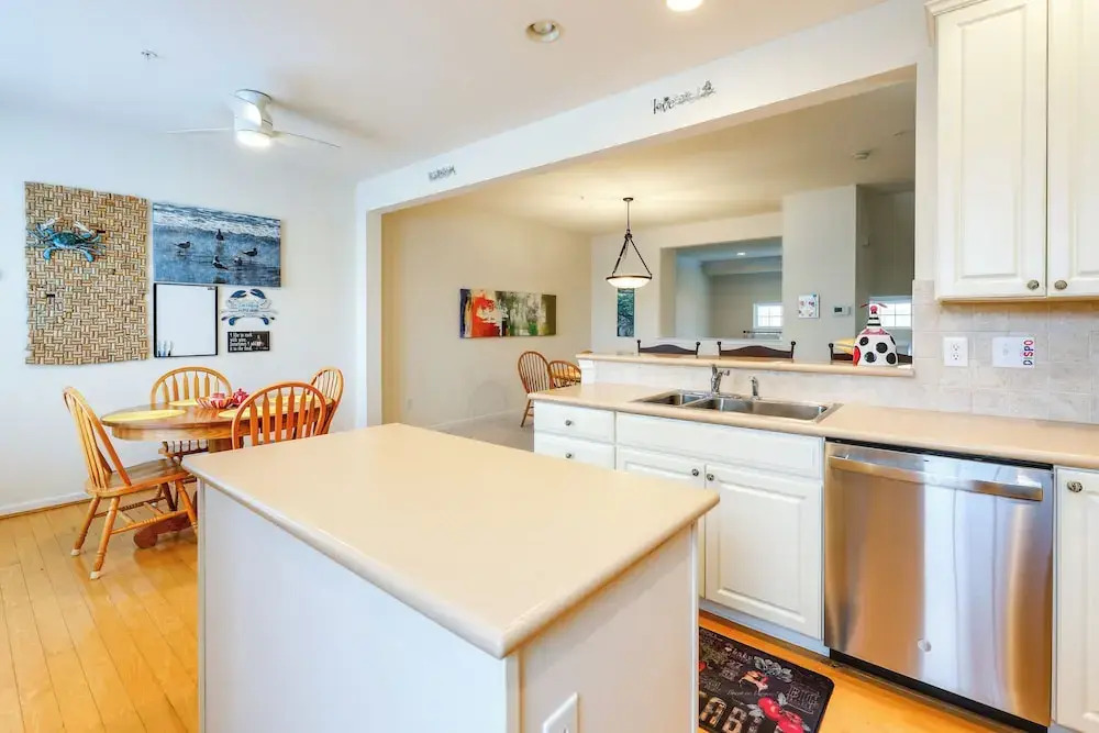 Shared Pool & Bay Access: Ocean View Retreat