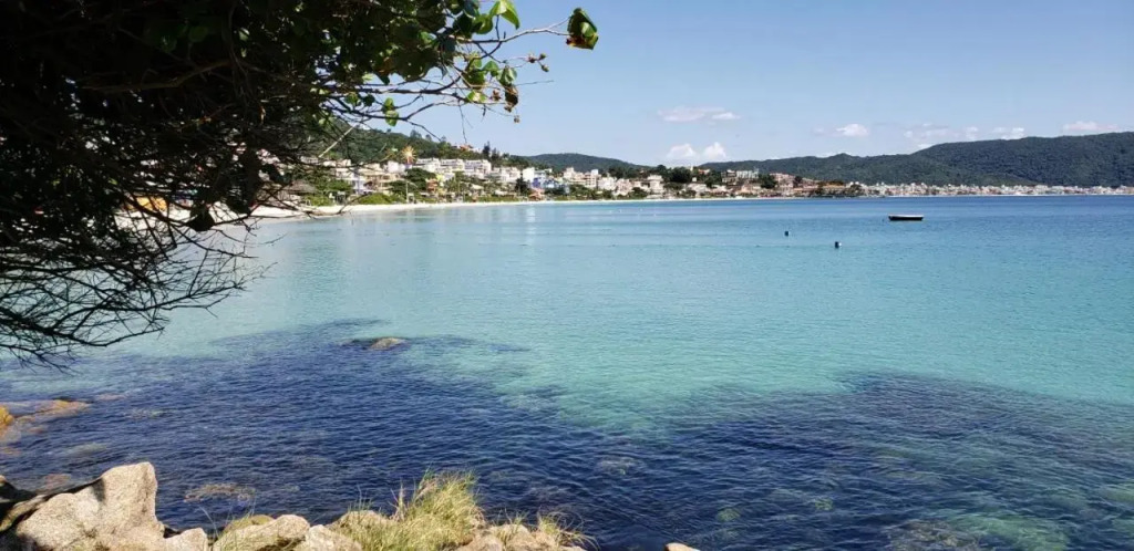 Apartamento Frente Mar com 02 suítes