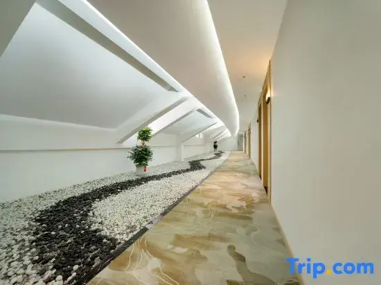 Yunjing E-Sports Hotel (Fengjie County High-Speed Rail Station)