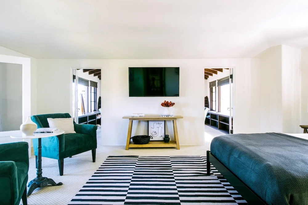 Frida by AvantStay | Sleeps 16! Prvt Estate w/ Tennis Ct & Mins to Beach!