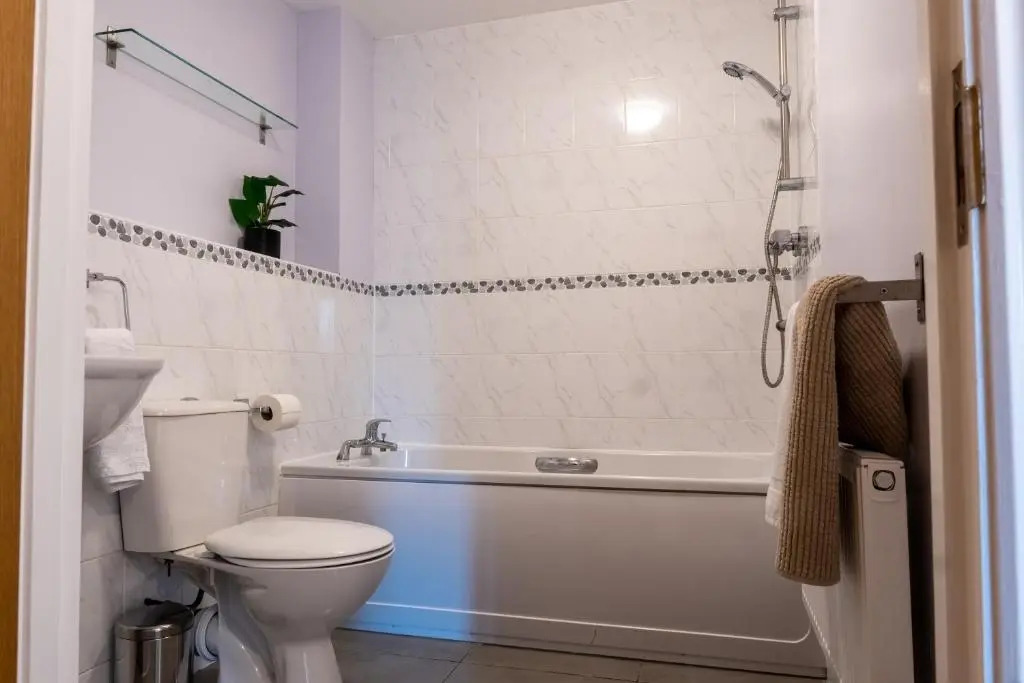 Homely Two Bedroom Apartment in Milton Keynes - Free Parking & WiFi