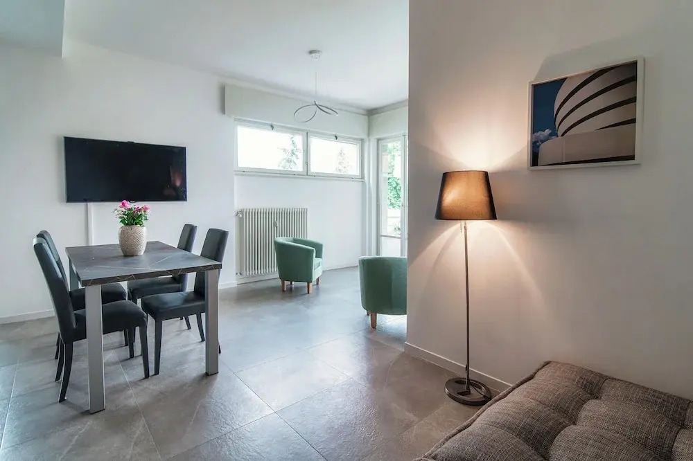 Stylish 2-Bedroom Apartment by Lake Como