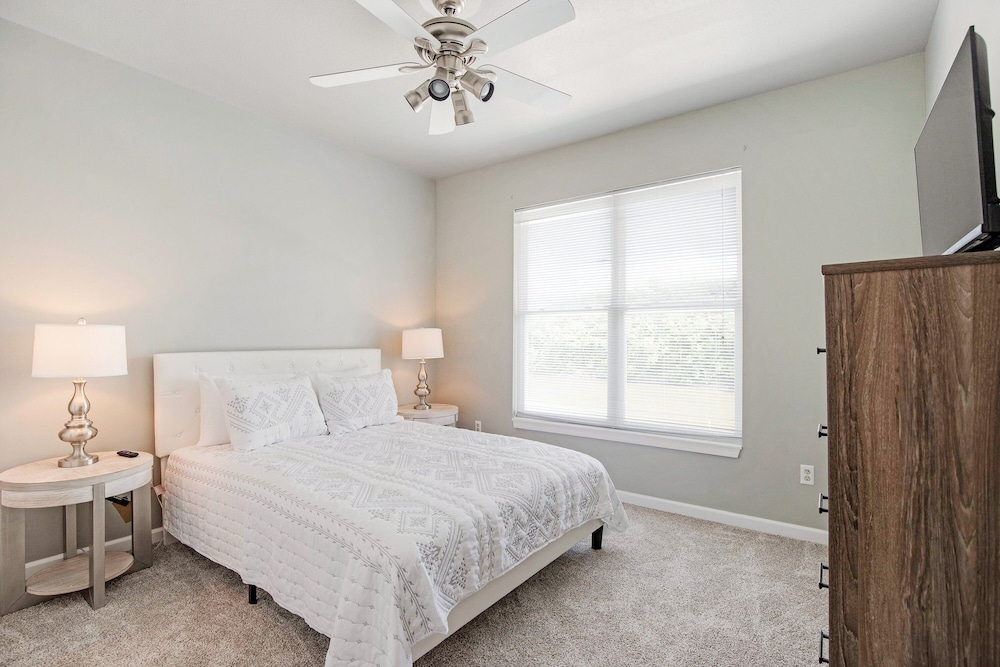 Sleeps 30! Decks, Docks & Lake Life!