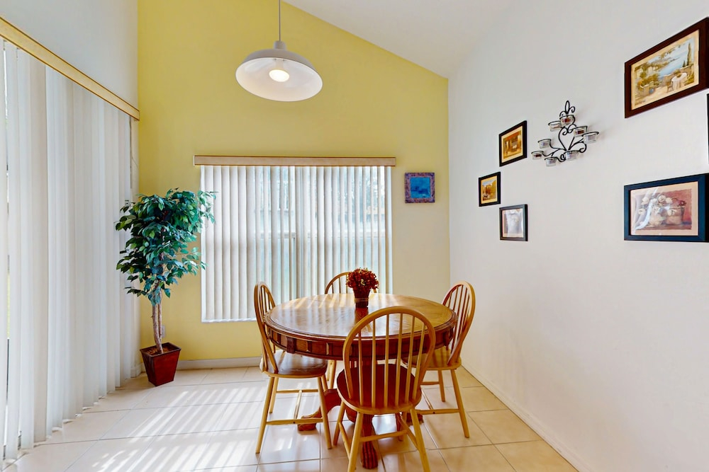 Spacious Home in Cute Area With Central AC & Washer/dryer - Snowbirds Welcome