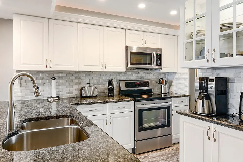 Land's End 302 Building 10 Beautifully Updated/beachfront!