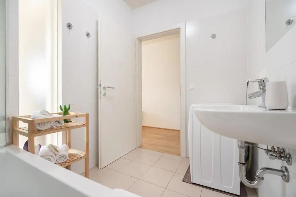 Helles, neues DG Apartment mit Blick zum Donauturm