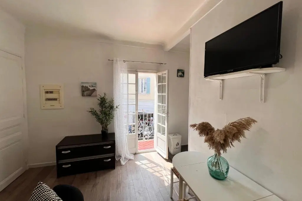 30m Studio in the heart of old Antibes wifi air conditioning