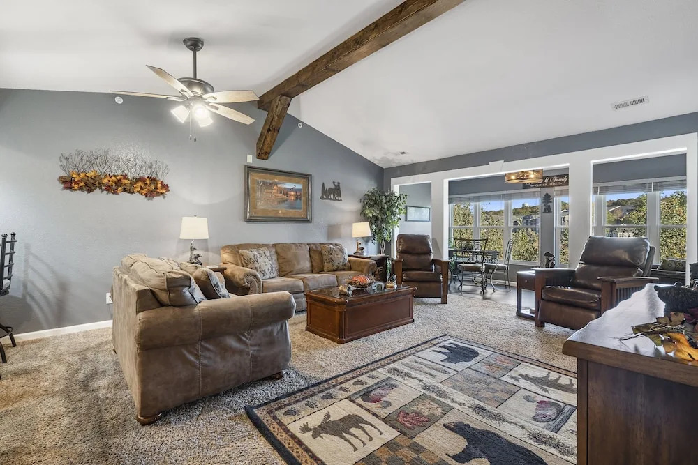 Penthouse Lodge - In Heart of Ozarks!