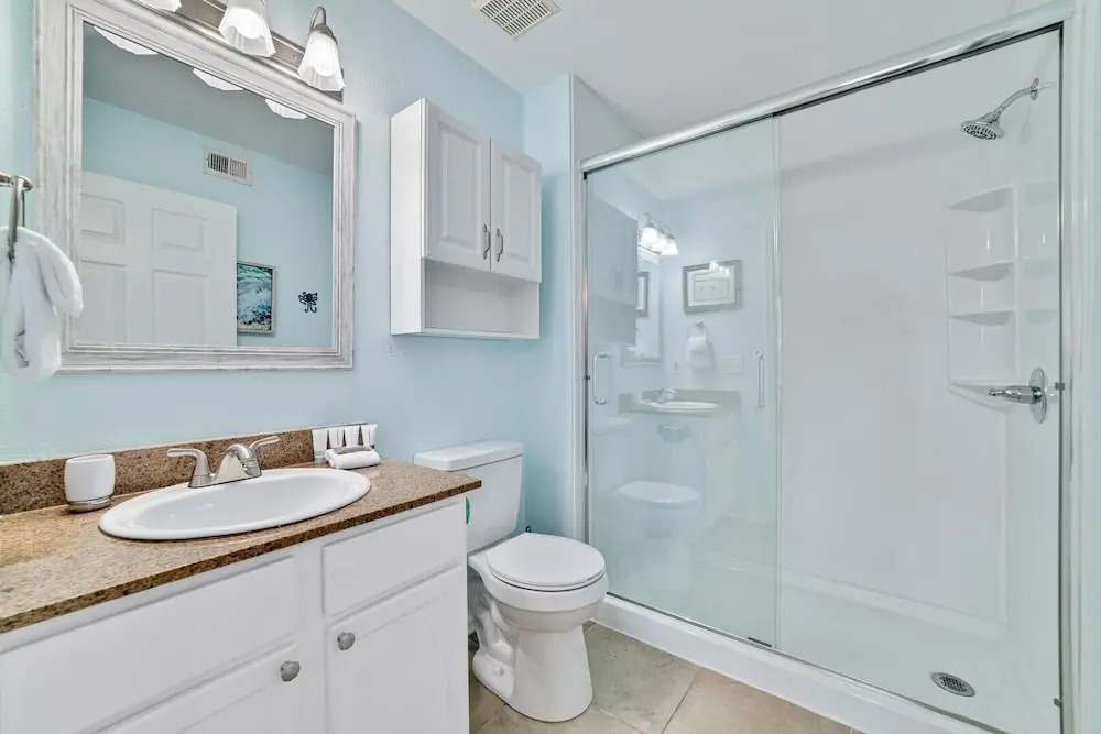 Updated, Ground Floor Unit w/ Pool & Gym, Sleeps 6