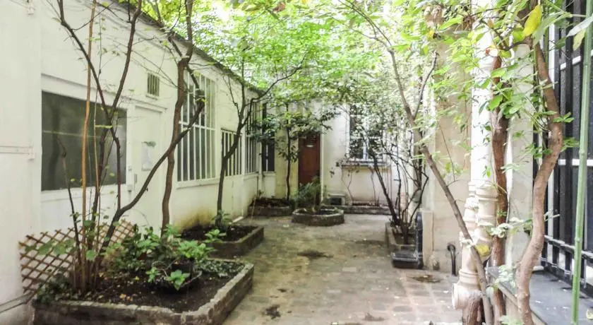 Studio in Bustling St Maur / Oberkampf Area