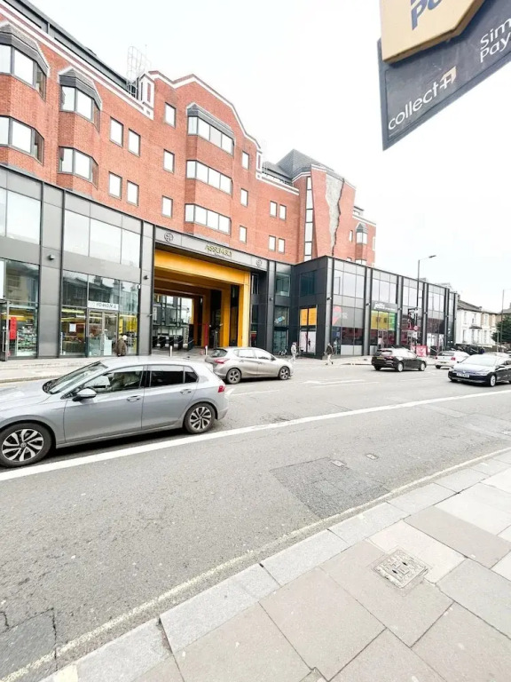 Hammersmith 2 Bedroom Flat River Thames