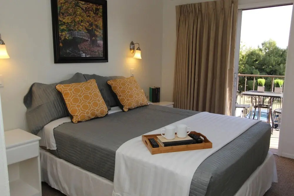 235 Fully Furnished 1BR Suite-Outdoor Pool! by RedAwning