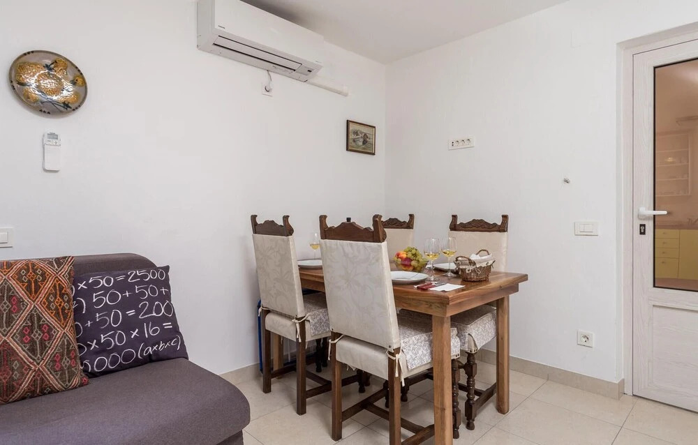 Beautiful Apartment in Veli Losinj With 2 Bedrooms and Wifi