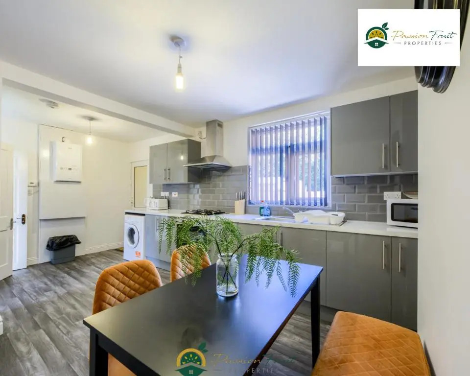 3 Bedroom Coventry House By Passionfruitproperties with Free Wi-fi, Large Garden and Driveway - 52NRC