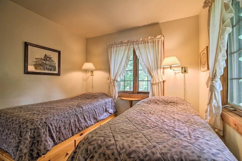 Waterfront Lake George Cabin: Walk to Water