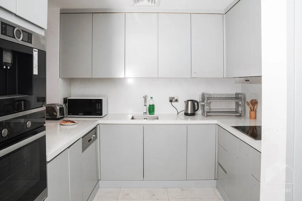 Luxurious Apartment With Iconic Burj View