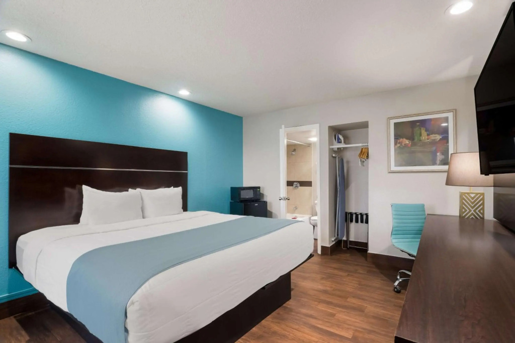 Spanish Trails Inn - Laredo Hotel