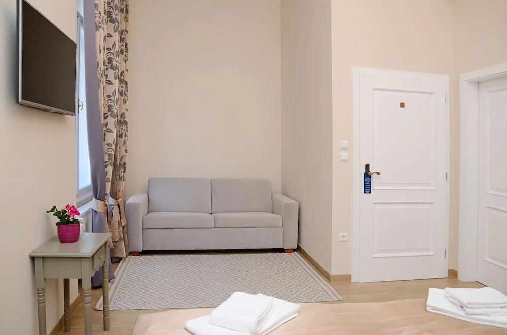 Flowers Apartments & Rooms
