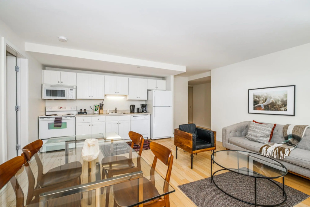 Modern 2BR + 100 Walkscore | Theatre District | Evonify