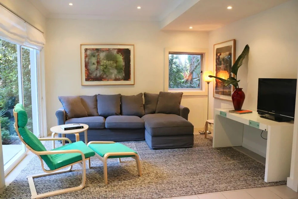 Balmoral Retreat a Garden Haven, 2 Min to Beach