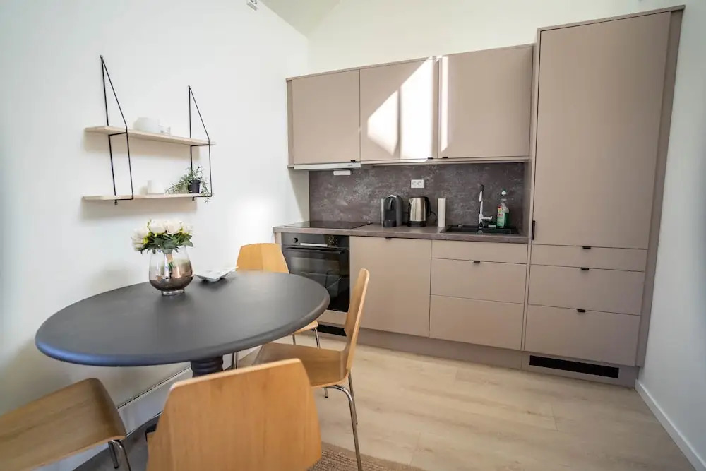 Vibrant Apartment on Bustling Street, Above a Restaurant - Perfect for Tourists,