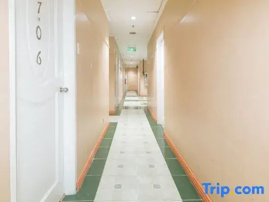 Urban Travellers Hotel by RedDoorz