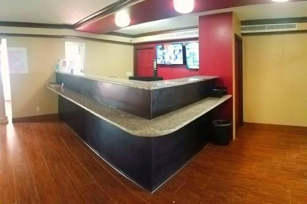 Red Roof Inn & Suites Houston - Hobby Airport