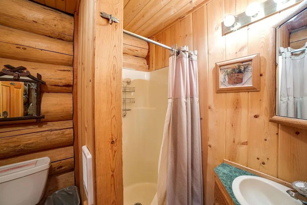 10sl - Real Log - Wifi - Sleeps-8 2 Bedroom Home by RedAwning