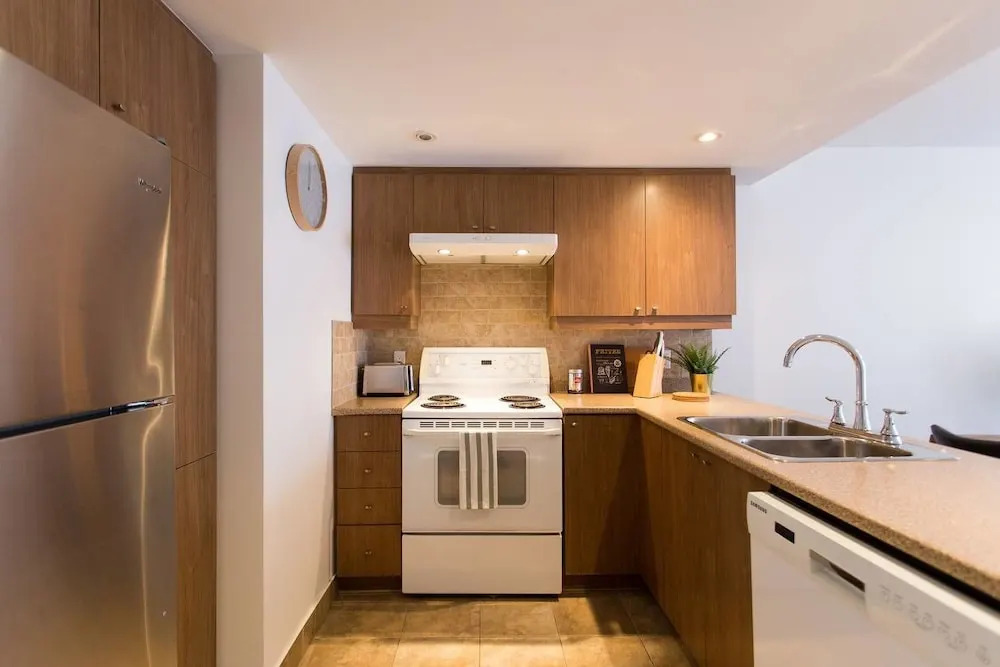 Fresh & Styled 2 Bedroom Apt in Mile End