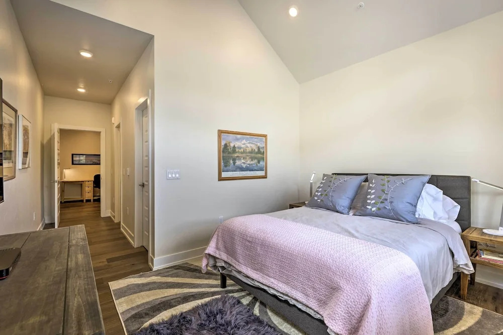 Walk to Lifts: Condo w/ Mtn Views in Keystone!