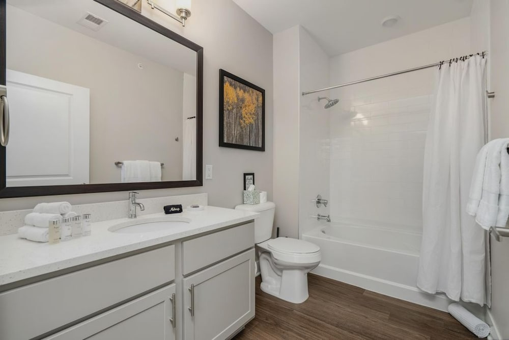 Downtown Luxury - Top Floor 2BR at Topiary Park
