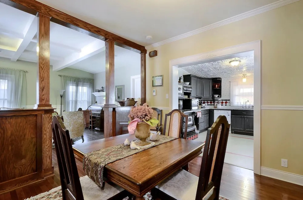 2BR 2BA Remodeled South Austin Cottage by RedAwning
