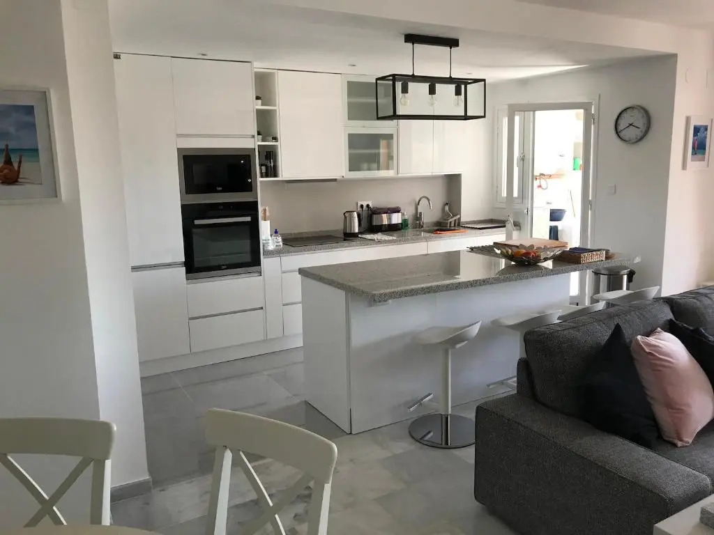 Stunning apartment metres from the beach - RDR222