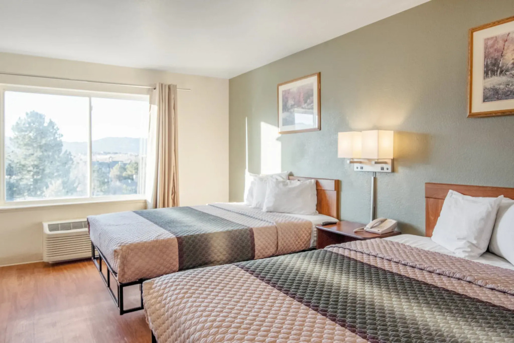 HomeTowne Studios by Red Roof Colorado Springs - Airport