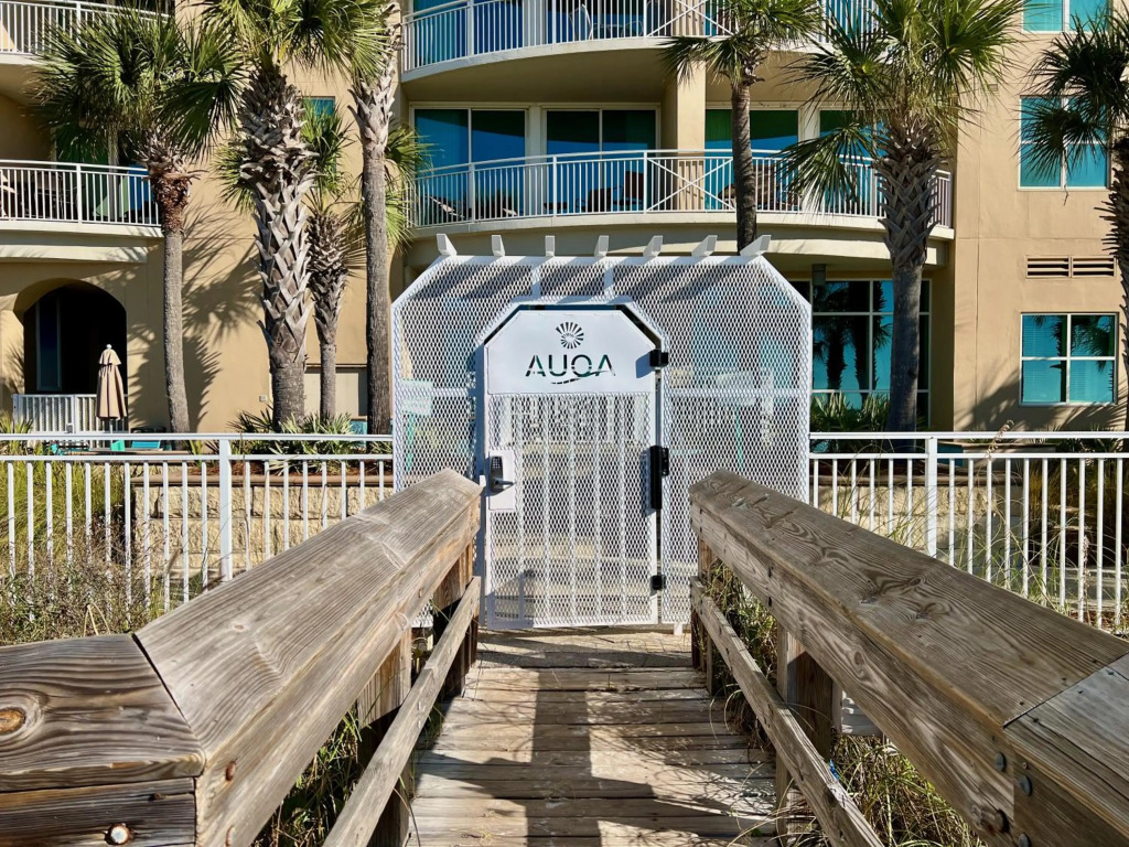 AQUA RESORT! Beachfront, 3 BR Condo! 2BR Beach Front! Sleeps 7! Free Beach Chairs