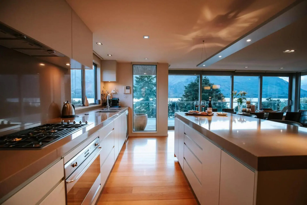 Lakeside Road - Sleeps 8 - Lake Views - Lake Front