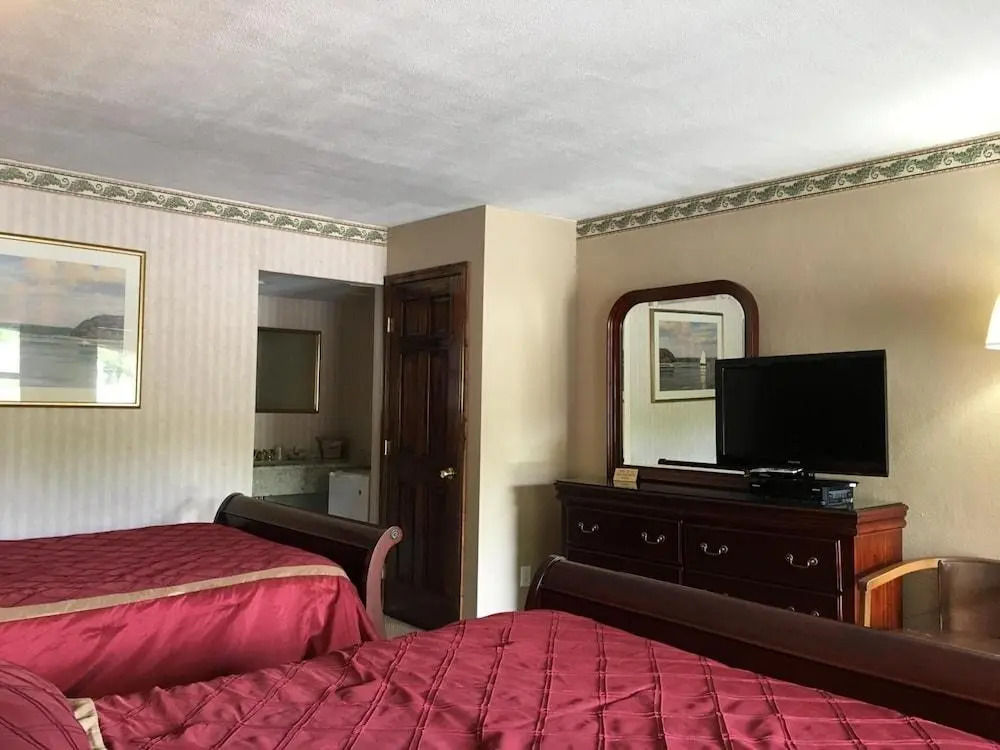 Chalet Inn & Suites