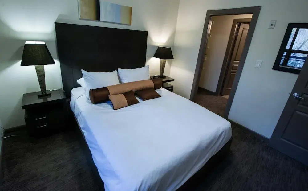 Pool Level 2 Bed, 1 Bath - Unit 371