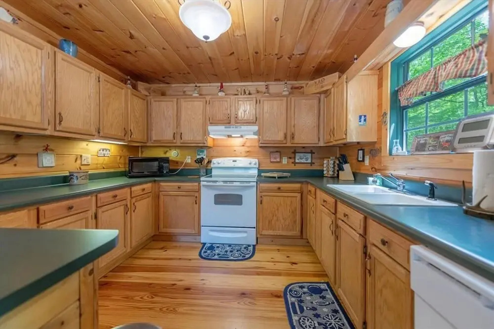 Elliotts Hideaway Adorable Cabin Fire pit hot tub Deck pet Friendly Wifi
