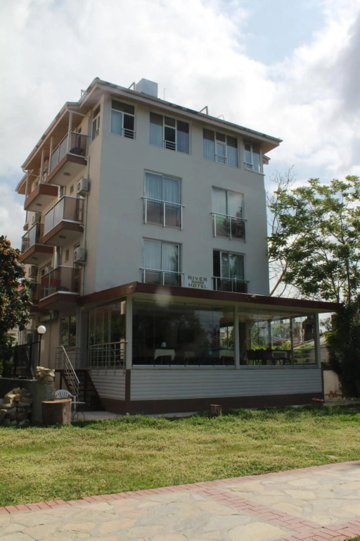 River Hotel